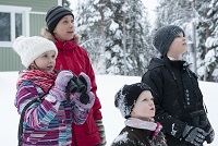 Veera, Heidi, Iiro ja Lauri Moilanen pihabongaamassa. Kuva: Jyrki Mäkelä
