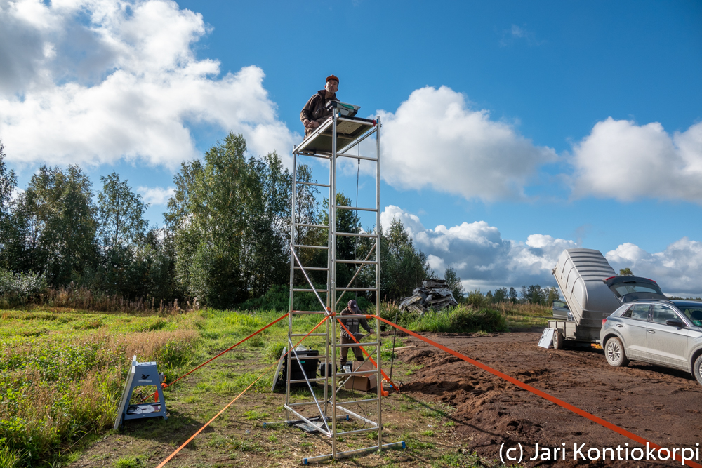 Hanhien tarkkailutorniko? Ei. Automaattisen laserin asennusta syksyllä 2020. Harri Kontkanen asentajana. Kuva: Jari Kontiokorpi.